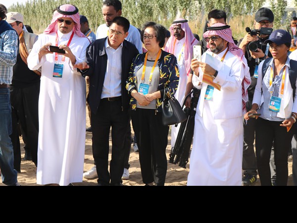 “一帶一路”生態(tài)治理民間合作國(guó)際論壇代表考察甘肅建投全國(guó)荒漠化防治（機(jī)械治沙工程）試驗(yàn)示范基地