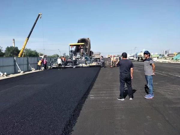 武威北二環(huán)項目主干道進(jìn)入最后鋪設(shè)瀝青階段