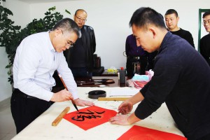 妙筆丹青描萬(wàn)福，墨香四溢喜萬(wàn)家             ——新能源公司開(kāi)展“送萬(wàn)福進(jìn)萬(wàn)家”活動(dòng)