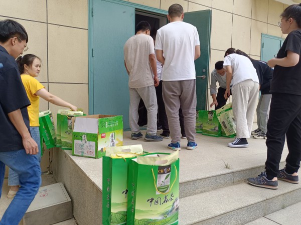 一線送清涼  關懷暖人心