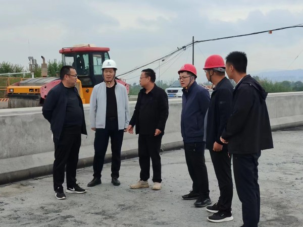 甘肅建投新能源科技股份有限公司總經(jīng)理趙琰森深入臨夏市項(xiàng)目調(diào)研并慰問(wèn)路橋公司臨夏市全體一線員工