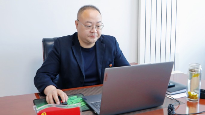 不負(fù)耕耘 爭(zhēng)做時(shí)代奮斗者——記甘肅建投2023—2024年勞動(dòng)模范 李萬(wàn)榮